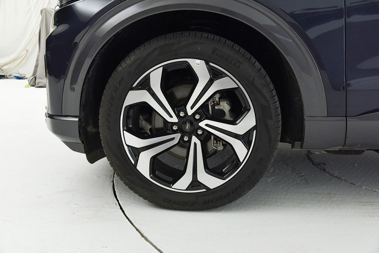 "Trái tim của Ford Explorer 2023 tại Trung Quốc tiếp tục là động cơ xăng EcoBoost 4 xi-lanh, tăng áp, dung tích 2.3L, sản sinh công suất tối đa 276 mã lực và mô-men xoắn cực đại 425 Nm.