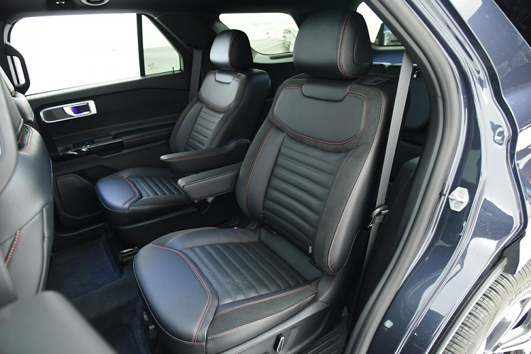 Tương tự phiên bản cũ, Ford Explorer 2023 cũng sở hữu nội thất 3 hàng ghế với cấu hình chỗ ngồi 2+2+2 (6 chỗ) hoặc 2+3+2 (7 chỗ). Ghế của xe được bọc da phối da lộn với chỉ khâu màu đỏ tương phản ở bản ST-Line thể thao.