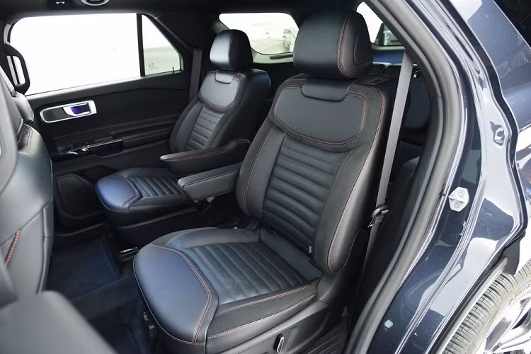 Tương tự phiên bản cũ, Ford Explorer 2023 cũng sở hữu nội thất 3 hàng ghế với cấu hình chỗ ngồi 2+2+2 (6 chỗ) hoặc 2+3+2 (7 chỗ). Ghế của xe được bọc da phối da lộn với chỉ khâu màu đỏ tương phản ở bản ST-Line thể thao.