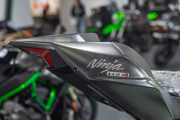Cụ thể, hãng xe môtô đến từ Nhật Bản cho biết đã ngừng sản xuất mẫu Kawasaki Ninja H2R kể từ tháng 10/2020, và nhận đợt đặt hàng cuối cùng từ 20/9 cho tới 21/10/2020. Hiểu được tầm quan trọng và có thể khiến một siêu môtô Kawasaki H2R sẽ vuột mất cơ hội có mặt tại Việt Nam, vì thế, một đại lý trong nước đã quyết tâm nhập siêu phẩm này về nước.