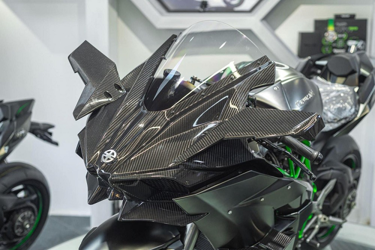 Đầu tiên chính là việc siêu phẩm Kawasaki H2R không có đèn pha, điều này giúp xe giảm cân vì trong các đường đua, không yêu cầu xe mô tô phải sử dụng đèn pha nhưng các mẫu xe đường phố, đây là điều kiện bắt buộc. Tiếp đến là Kawasaki H2R được sản xuất dành cho đường đua nên cũng bị loại bỏ luôn gương chiếu hậu.