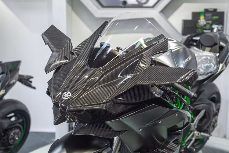 Đầu tiên chính là việc siêu phẩm Kawasaki H2R không có đèn pha, điều này giúp xe giảm cân vì trong các đường đua, không yêu cầu xe mô tô phải sử dụng đèn pha nhưng các mẫu xe đường phố, đây là điều kiện bắt buộc. Tiếp đến là Kawasaki H2R được sản xuất dành cho đường đua nên cũng bị loại bỏ luôn gương chiếu hậu.