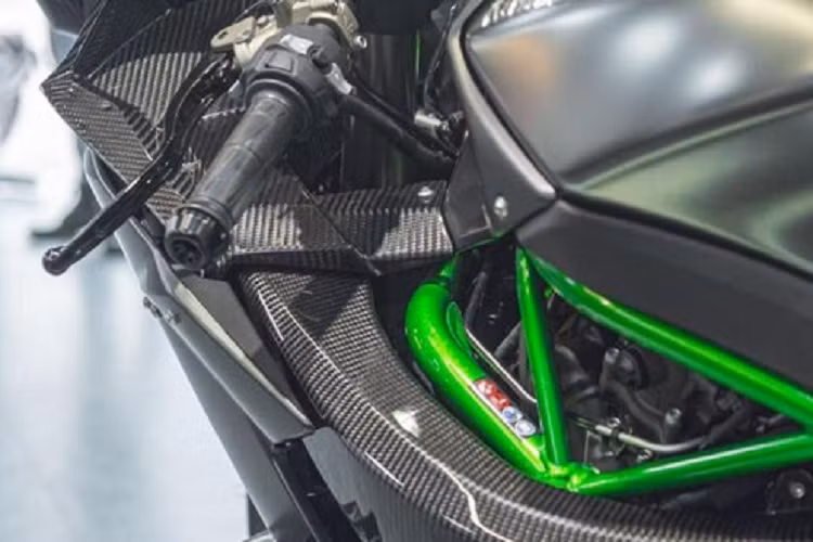 Việc loại bỏ đèn pha và gương chiếu hậu lại khiến ngoại hình Kawasaki H2R trông dữ tợn hơn rất nhiều so với hơn chục chiếc Kawasaki H2 đang lăn bánh tại Việt Nam. Kawasaki H2R sử dụng rất nhiều chất liệu đắt tiền, hàng đầu để sản xuất ra bộ khung, dàn áo của xe và điểm nhấn vẫn cứ là sợi carbon được nhìn thấy ở nửa thân xe trước.