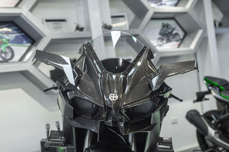 Với sức mạnh đáng kinh ngạc đó, Kawasaki Ninja H2R dành cho đường đua đã lập thành tích là môtô nhanh nhất thế giới khi chỉ mất thời gian 26 giây để tăng tốc từ vị trí xuất phát lên tốc độ 400 km/h trên cây cầu Osman Gazi ở Thổ Nhĩ Kỳ. Tốc độ trên 400 km/h là điều mà các hãng siêu xe như Lamborghini hay Ferrari chưa dám đưa lên xe của họ.