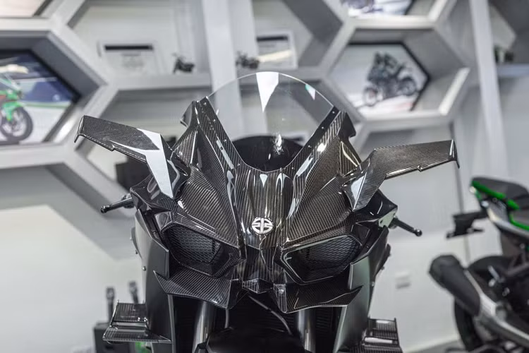 Với sức mạnh đáng kinh ngạc đó, Kawasaki Ninja H2R dành cho đường đua đã lập thành tích là môtô nhanh nhất thế giới khi chỉ mất thời gian 26 giây để tăng tốc từ vị trí xuất phát lên tốc độ 400 km/h trên cây cầu Osman Gazi ở Thổ Nhĩ Kỳ. Tốc độ trên 400 km/h là điều mà các hãng siêu xe như Lamborghini hay Ferrari chưa dám đưa lên xe của họ.