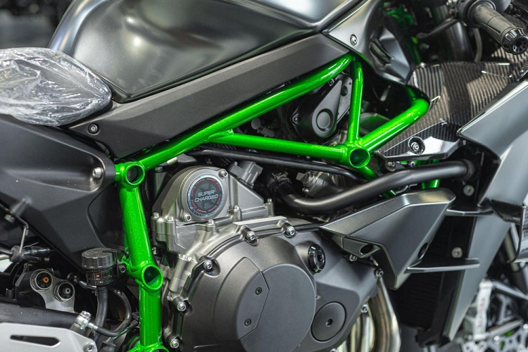 Nằm chính giữa chắn bùn của bánh trước và đầu xe chính là 2 thanh chia gi, bên hông, Kawasaki H2R có bộ quây được sửa đổi giúp xe có thể đảm bảo tính khí động học tốt nhất, bình xăng nguyên khối Quick Fuel bằng nhôm màu crom đen... Bộ áo trên H2R mất gần 8 tháng thi công. Tấm chắn trước của Ninja H2R tích hợp cánh gió làm bằng sợi carbon, giống như phần còn lại của thân xe dành riêng cho H2R.
