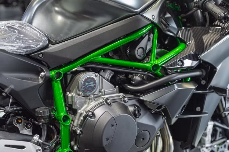 Nằm chính giữa chắn bùn của bánh trước và đầu xe chính là 2 thanh chia gi, bên hông, Kawasaki H2R có bộ quây được sửa đổi giúp xe có thể đảm bảo tính khí động học tốt nhất, bình xăng nguyên khối Quick Fuel bằng nhôm màu crom đen... Bộ áo trên H2R mất gần 8 tháng thi công. Tấm chắn trước của Ninja H2R tích hợp cánh gió làm bằng sợi carbon, giống như phần còn lại của thân xe dành riêng cho H2R.
