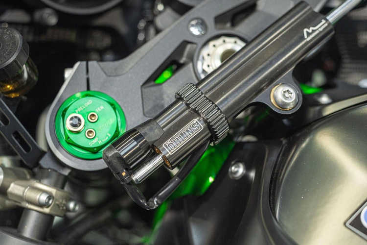 Ngoài ra, Kawasaki Ninja H2R còn có màn hình thông minh và khả năng kết nối không dây với điện thoại cho người lái nhằm để sử dụng ứng dụng Rideology The App trên điện thoại, một số chức năng của chiếc xe có thể được truy cập và tùy chỉnh, giúp nâng cao trải nghiệm lái xe.