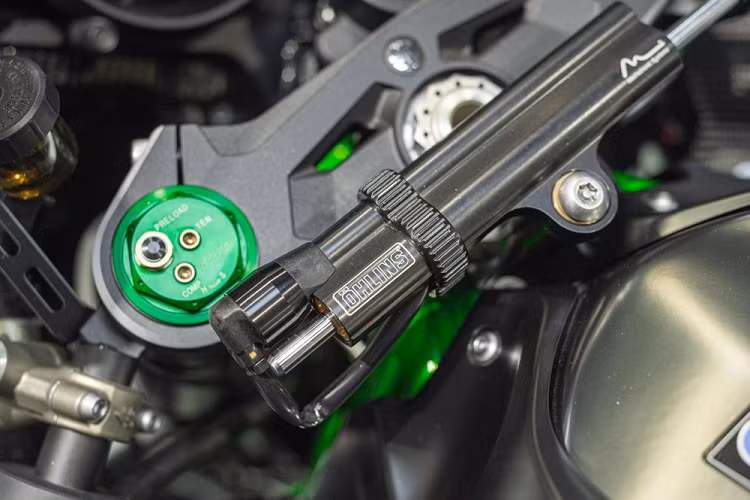 Ngoài ra, Kawasaki Ninja H2R còn có màn hình thông minh và khả năng kết nối không dây với điện thoại cho người lái nhằm để sử dụng ứng dụng Rideology The App trên điện thoại, một số chức năng của chiếc xe có thể được truy cập và tùy chỉnh, giúp nâng cao trải nghiệm lái xe.