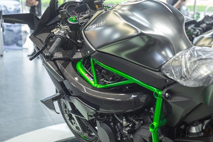 Cánh gió thiết kế khí động học sẽ tạo ra một vùng áp suất thấp để giúp di chuyển không khí làm mát qua khoang động cơ, tạo ra lực xuống ở tốc độ cao, hoặc để cung cấp sự ổn định trên đường thẳng trong thời gian ngắn. Kawasaki Ninja H2R có khung lưới thép dạng ống, thành mỏng và cánh tay đòn một bên, với chiều dài cơ sở của xe thể thao truyền thống là 1.450 mm.
