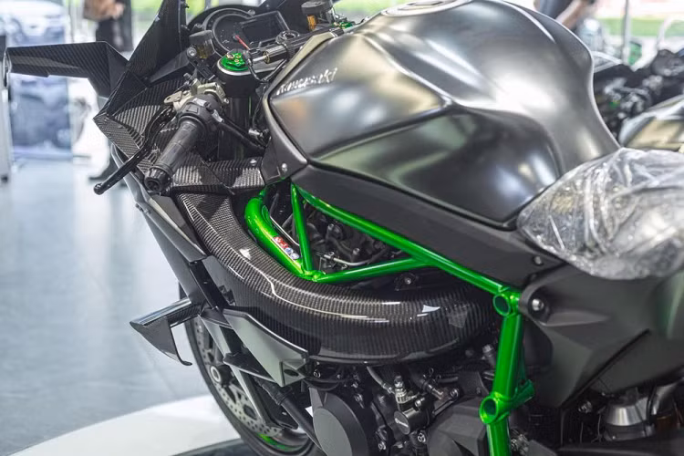 Cánh gió thiết kế khí động học sẽ tạo ra một vùng áp suất thấp để giúp di chuyển không khí làm mát qua khoang động cơ, tạo ra lực xuống ở tốc độ cao, hoặc để cung cấp sự ổn định trên đường thẳng trong thời gian ngắn. Kawasaki Ninja H2R có khung lưới thép dạng ống, thành mỏng và cánh tay đòn một bên, với chiều dài cơ sở của xe thể thao truyền thống là 1.450 mm.