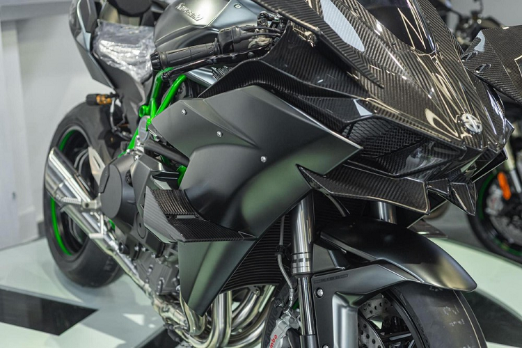 Phần đầu với thiết kế rất hung tợn, vị trí gương chiếu hậu được thay bằng tấm ốp carbon sắc cạnh như ngầm báo hiệu có thể "che đôi" bất cứ đối thủ nào trên đường đua, tiếp đến là việc loại bỏ đi đôi mắt hình cầu của xe như bản tiêu chuẩn đã làm Kawasaki H2R khác biệt hơn rất nhiều.