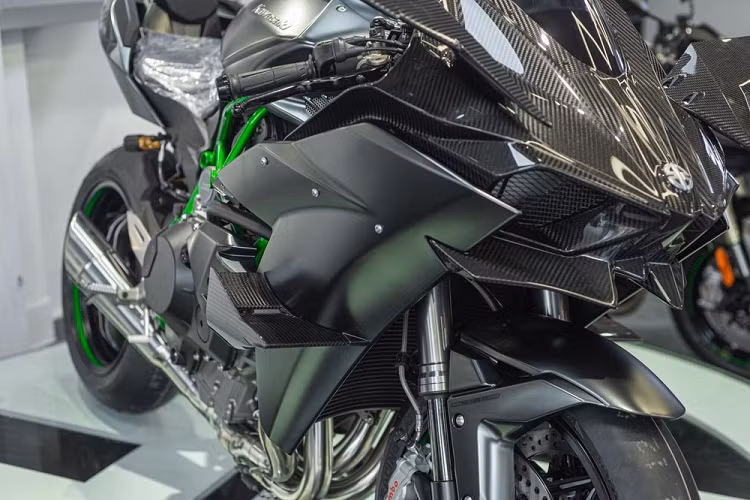 Phần đầu với thiết kế rất hung tợn, vị trí gương chiếu hậu được thay bằng tấm ốp carbon sắc cạnh như ngầm báo hiệu có thể "che đôi" bất cứ đối thủ nào trên đường đua, tiếp đến là việc loại bỏ đi đôi mắt hình cầu của xe như bản tiêu chuẩn đã làm Kawasaki H2R khác biệt hơn rất nhiều.