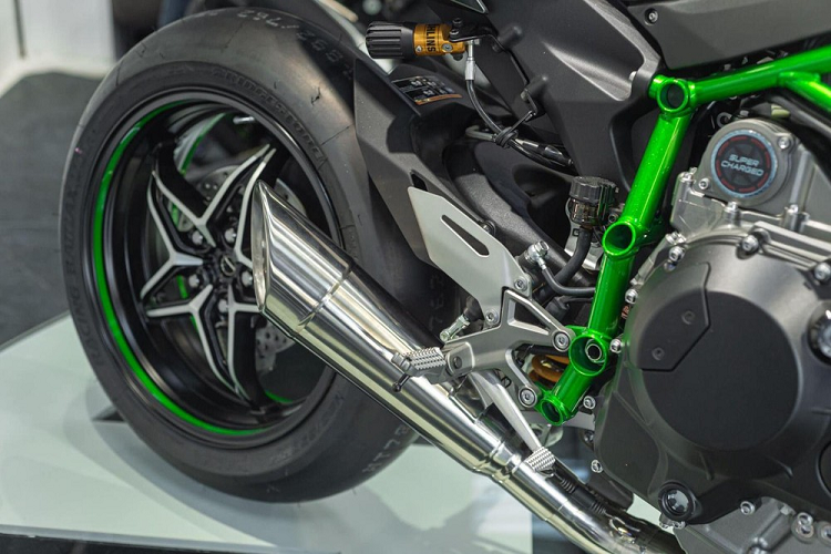 Kawasaki Ninja H2R sở hữu khối động cơ 4 xy-lanh, dung tích 998cc, siêu nạp sản sinh công suất 310 mã lực tại tua máy 14.000 vòng/phút và mô-men xoắn cực đại 155 Nm tại tua máy 12.500 vòng/phút. Khi Ninja H2R được kích hoạt Ram-air, công suất tối đa của xe có thể đạt được lên đến 326 mã lực và mô-men xoắn cực đại tăng lên mức 165 Nm tại 12.500 vòng tua/phút.