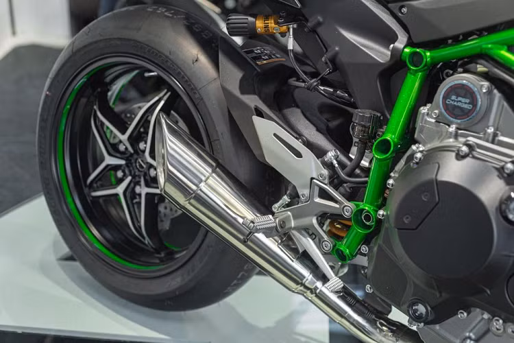 Kawasaki Ninja H2R sở hữu khối động cơ 4 xy-lanh, dung tích 998cc, siêu nạp sản sinh công suất 310 mã lực tại tua máy 14.000 vòng/phút và mô-men xoắn cực đại 155 Nm tại tua máy 12.500 vòng/phút. Khi Ninja H2R được kích hoạt Ram-air, công suất tối đa của xe có thể đạt được lên đến 326 mã lực và mô-men xoắn cực đại tăng lên mức 165 Nm tại 12.500 vòng tua/phút.