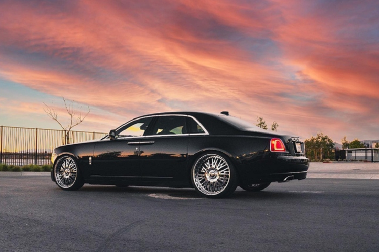 Giá bán của Rolls-Royce Phantom thế hệ mới chưa được tiết lộ, nhưng nhiều khả năng sẽ tương đương với mẫu xe hiện tại. Đối với các dòng xe Rolls-Royce, giá bán khởi điểm thường không quá quan trọng vì phần lớn khách hàng đều tùy biến chiếc xe theo sở thích cá nhân để trở thành phiên bản độc nhất.