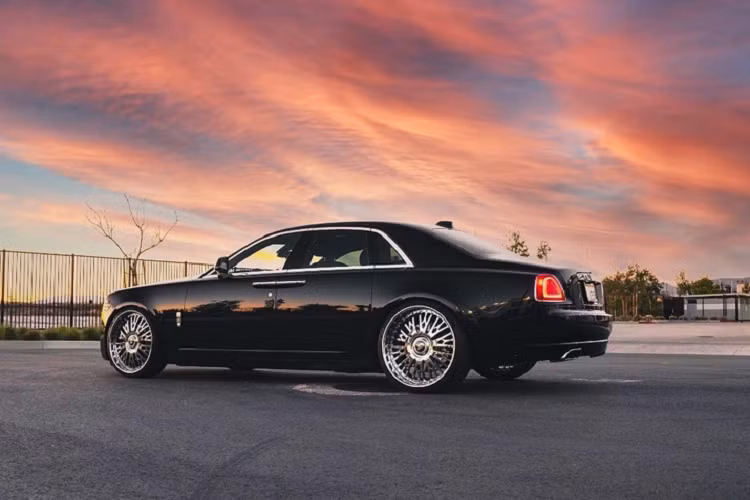 Giá bán của Rolls-Royce Phantom thế hệ mới chưa được tiết lộ, nhưng nhiều khả năng sẽ tương đương với mẫu xe hiện tại. Đối với các dòng xe Rolls-Royce, giá bán khởi điểm thường không quá quan trọng vì phần lớn khách hàng đều tùy biến chiếc xe theo sở thích cá nhân để trở thành phiên bản độc nhất.