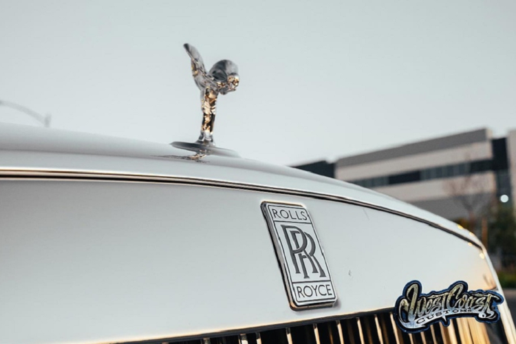 Hiện mức giá bộ mâm độ Rolls-Royce Phantom của West Coast Customs cũng như tuỳ biến cho chiếc xe siêu sang Rolls-Royce Phantom thế hệ mới này vẫn chưa được West Coast Customs công bố chính thức, tuy nhiên chắc chắn nó sẽ không hề rẻ.