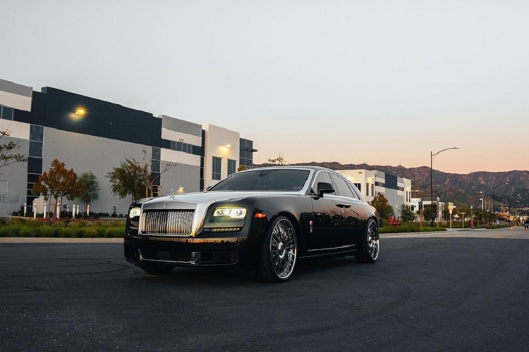 Phantom phiên bản mới vẫn sử dụng động cơ V12 6.75L, sản sinh công suất 563 mã lực và mô-men xoắn cực đại 900 Nm. Trong tương lai, hãng xe Anh Quốc dự kiến giới thiệu Phantom dùng động cơ điện hoàn toàn.