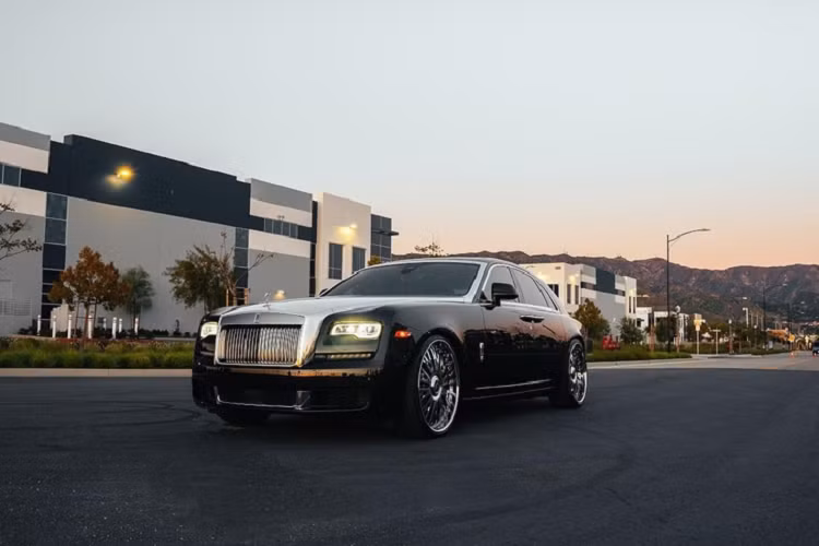 Phantom phiên bản mới vẫn sử dụng động cơ V12 6.75L, sản sinh công suất 563 mã lực và mô-men xoắn cực đại 900 Nm. Trong tương lai, hãng xe Anh Quốc dự kiến giới thiệu Phantom dùng động cơ điện hoàn toàn.