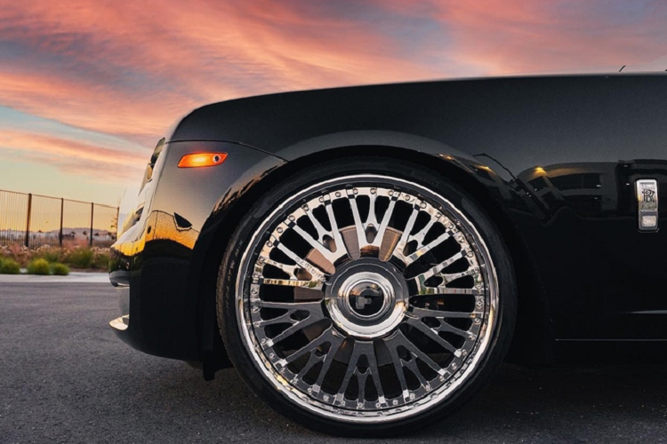 Gần đây, West Coast Customs đã tiếp tục thể hiện tài năng của mình trên chiếc Rolls-Royce Phantom thế hệ mới với 2 tông màu tuyệt đẹp.