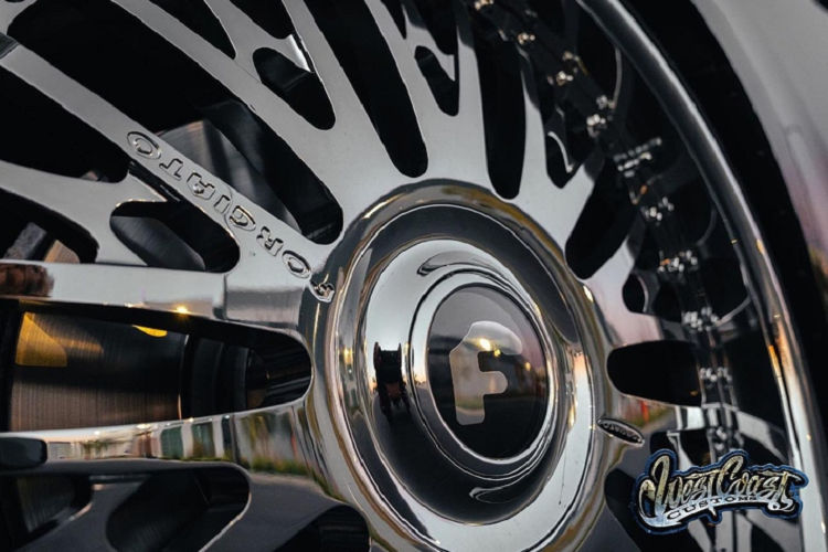 Cụ thể, chiếc xe siêu sang Rolls-Royce Phantom đã được nâng cấp "nhẹ nhàng" với bộ mâm đa chấu độc đáo. Bộ la-zăng này là một sản phẩm của Forgiato, kích thước lớn và được hoàn thiện trong lớp phủ sáng bóng làm tăng thêm vẻ sang trọng và cao cấp.