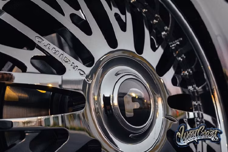 Cụ thể, chiếc xe siêu sang Rolls-Royce Phantom đã được nâng cấp "nhẹ nhàng" với bộ mâm đa chấu độc đáo. Bộ la-zăng này là một sản phẩm của Forgiato, kích thước lớn và được hoàn thiện trong lớp phủ sáng bóng làm tăng thêm vẻ sang trọng và cao cấp.