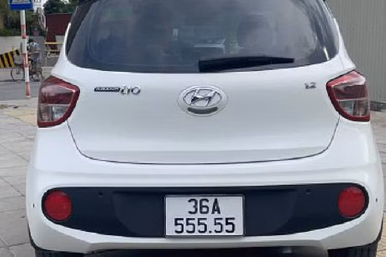 Dù không được coi là đẹp như ngũ quý 6, ngũ quý 8 hay ngũ quý 9, nhưng biển ngũ quý 5 của Hyundai Grand i10 vẫn là ao ước của nhiều người. Theo quan niệm phương đông thì số 5 còn là số “Vua”, là số trung tâm trong hệ số đếm. Nó là số đại diện cho những người quyền quý, của sự thăng tiến và sinh sôi, tượng trưng cho danh dự, uy quyền, quyền lực… theo nhận định của giới sành số.