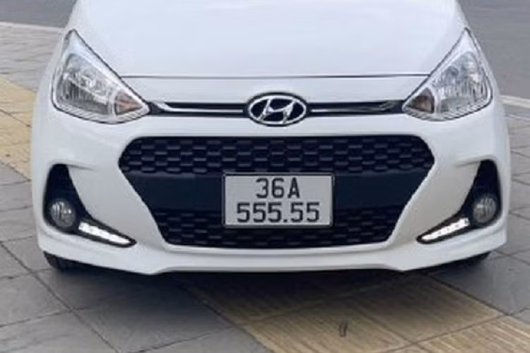 Hyundai Grand i10 đang là mẫu xe hạng A bán chạy thứ 2 tại thị trường Việt Nam. Xe sở hữu kích thước dài x rộng x cao lần lượt 3.805 x 1.680 x 1.520 (mm), trục cơ sở đạt 2.450mm.