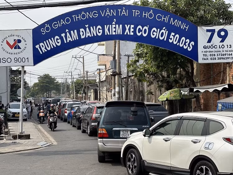 Cuc Dang kiem - son xe oto sai mau, gi bac len xuong van kiem dinh-Hinh-2