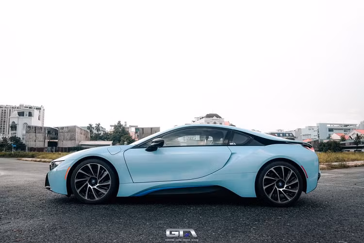 Thực tế, đây không phải là màu sơn nguyên bản của xe, chiếc BMW i8 này đã được chủ nhân cho đi "thay áo" bằng phương pháp dán decal. BMW i8 vốn có thiết kế khá cá tính, thể thao và khi được khoác trên mình “bộ cánh” màu xanh này, chiếc xe trở nên “dịu dàng, nhẹ nhàng” hơn rất nhiều. Được biết, xe được dán đổi màu và lên ý tưởng tại GTA Wrapping.