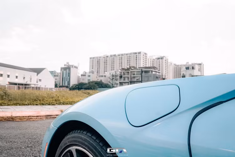 BMW cho biết, thời gian để nạp đầy cụm pin lithium-ion trên xe i8 khoảng 3 tiếng đối với nguồn điện thông thường. Nếu sử dụng sạc nhanh BMW I Wallbox, thời gian nạp điện cho pin của i8 giảm xuống chỉ còn 2 giờ.