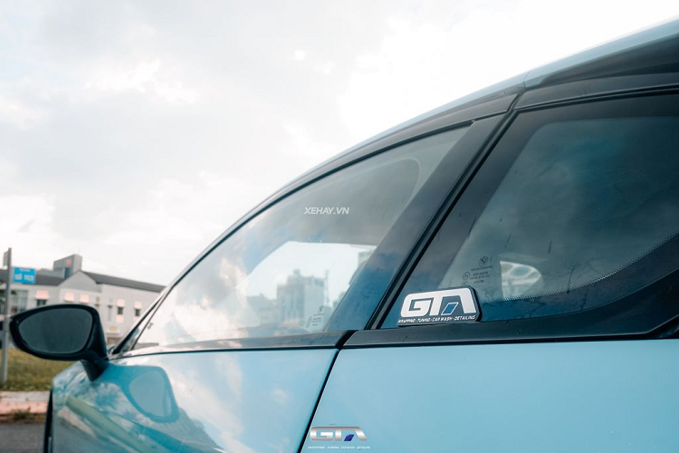 Bên trong cabin, BMW i8 cung cấp cho người dùng cấu hình ghế ngồi 2+2 với phong cách thiết kế hiện đại. Nội thất bọc da “hảo hạng” và cách bố trí các nút điều khiển hướng về người lái. Màn hình head-up nằm ở tap-lô có thể hiển thị đầy đủ thông tin giải trí cũng như quan sát xung quanh.