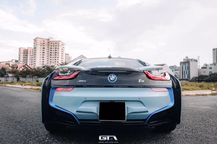 Khắp thân xe có các khe thoát gió tinh tế nhằm giúp xe giảm lực cản. Hệ số cản gió Cd đạt khoảng 0,26. Đặc biệt, BMW i8 là mẫu xe sản xuất hàng loạt đầu tiên trên thế giới sử dụng công nghệ đèn laser cho đèn pha. Tia laser sản sinh ra những chùm sáng gần như song song với cường độ mạnh hơn hàng ngàn lần so với đèn LED thông thường.