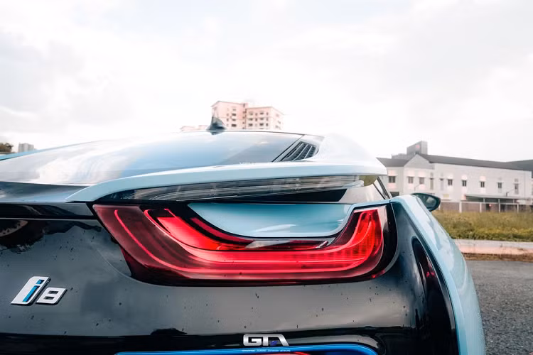 Với kiểu mở lật ngược lên về phía trước, cửa cắt kéo hòa hợp một cách hoàn hảo với body đậm chất khí động lực học. BMW i8 sử dụng bộ mâm hợp kim nhẹ ED BMW i 20 inch đạt tiêu chuẩn Turbine Style 444, kích cỡ 7J trước và 7.5J sau, tương ứng với lốp 195/50 trước và 215/40 sau.