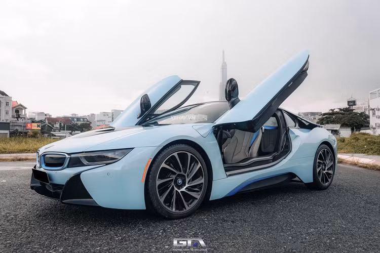 Vào thời điểm năm 2015, BMW i8 tại Việt Nam từng là “cơn sốt” đối với dân chơi khi liên tục được đưa về nước với những màu sắc khác nhau như: xám bút chì, trắng, xanh ngọc bích, bạc,... . Điểm nhấn đáng chú ý của chiếc BMW i8 trong bài là màu sơn ngoại thất xanh da trời - Sea Breeze Blue.