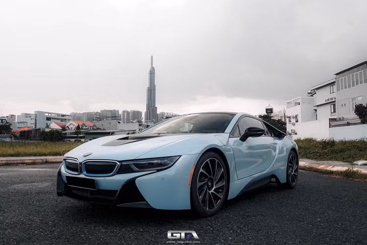 BMW i8 có mức tiêu thụ nhiên liệu ấn tượng ở mức 2,1 lít/100 km, tương đương 47,6 km/lít. Khi hết xăng, xe có thể chạy bằng điện thêm 35 km, với vận tốc tối đa có thể đạt 120 km/h. Mức giá xe BMW i8 cũ tại Việt Nam hiện khoảng từ hơn 3 đến hơn 4 tỷ đồng tuỳ tình trạng xe.