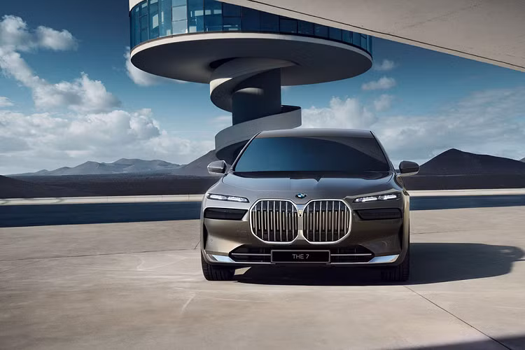 Trong khi đó, những chiếc xe điện BMW i7 xDrive60 First Edition sẽ được bán ra cùng bộ pin dung lượng 105,7 kWh. Với hai mô-tơ điện đi kèm hệ dẫn động 4 bánh toàn thời gia, sức mạnh của những chiếc sedan điện hạng nhất tại Nhật có thể lên tới 536 mã lực và 744 Nm lực kéo.