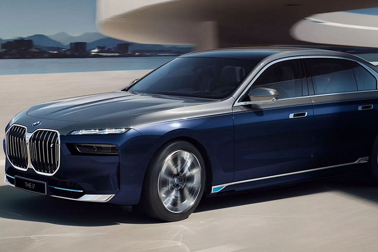Riêng đối với những chiếc BMW i7 First Edition, khách hàng còn có thể đặt riêng màu sơn không đụng hàng, kết hợp giữa sắc xanh Tanzanite Blue và xám Ôxit "kịch độc". Về sức mạnh, những chiếc BMW 740i First Edition sẽ được cung cấp cho thị trường Nhật Bản với khối động cơ 6 xilanh thẳng hàng, dung tích 3.0L tăng áp kép tiêu chuẩn. Sức mạnh cực đại mà phiên bản này có thể đạt được được 375 mã lực và 519 Nm mô-men xoắn.