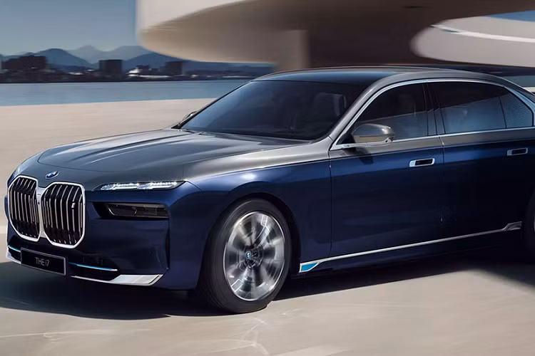 Riêng đối với những chiếc BMW i7 First Edition, khách hàng còn có thể đặt riêng màu sơn không đụng hàng, kết hợp giữa sắc xanh Tanzanite Blue và xám Ôxit "kịch độc". Về sức mạnh, những chiếc BMW 740i First Edition sẽ được cung cấp cho thị trường Nhật Bản với khối động cơ 6 xilanh thẳng hàng, dung tích 3.0L tăng áp kép tiêu chuẩn. Sức mạnh cực đại mà phiên bản này có thể đạt được được 375 mã lực và 519 Nm mô-men xoắn.