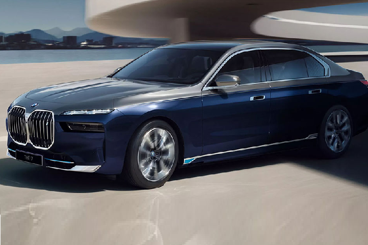 Những chiếc BMW 7-Series phiên bản hạng nhất sẽ được trang bị tiêu chuẩn màn hình 31,3 inch dành cho những hành khách phía sau. Tùy chọn nâng cấp cũng cho phép giới nhà giàu Nhật Bản đặt thêm cả cửa sổ trời toàn cảnh phong cách Sky Lounge cho mình.