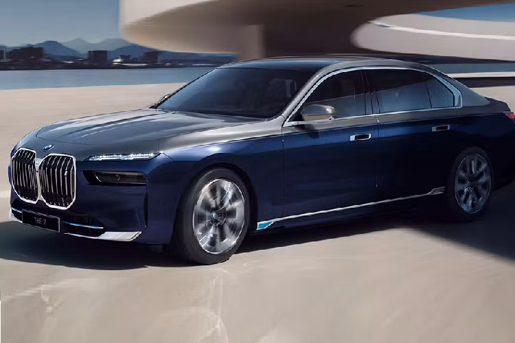 Những chiếc BMW 7-Series phiên bản hạng nhất sẽ được trang bị tiêu chuẩn màn hình 31,3 inch dành cho những hành khách phía sau. Tùy chọn nâng cấp cũng cho phép giới nhà giàu Nhật Bản đặt thêm cả cửa sổ trời toàn cảnh phong cách Sky Lounge cho mình.