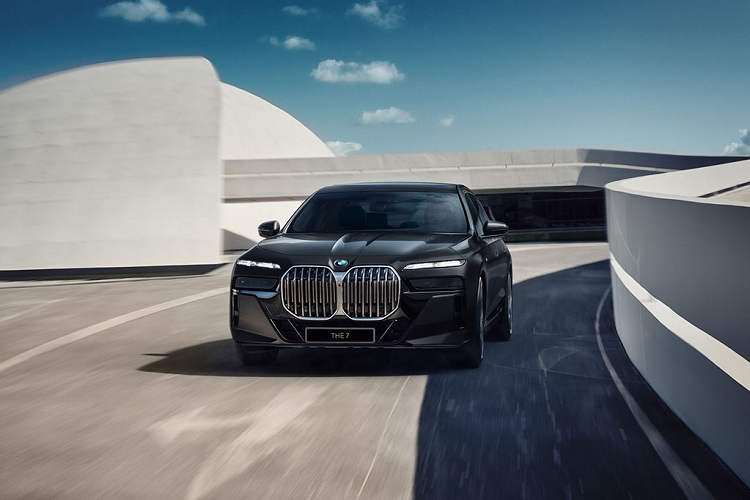 Theo thông tin từ hãng, BMW 7-Series First Edition sẽ được giao tới tay những vị đại gia Nhật Bản ngay trong quý IV năm nay, với số lượng giới hạn chỉ 150 chiếc, chia đều cho 3 phiên bản: 740i Excellence, 740i M Sport và i7 xDrive60 Excellence. Giá xe BMW 7-Series First Edition chưa bao gồm tùy chọn lần lượt là: 17,2 triệu yên (3,1 tỷ đồng) đối với bản 740i và 19 triệu yên (3,4 tỷ đồng) cho bản i7 thuần điện.