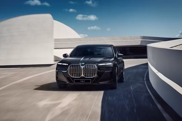 Theo thông tin từ hãng, BMW 7-Series First Edition sẽ được giao tới tay những vị đại gia Nhật Bản ngay trong quý IV năm nay, với số lượng giới hạn chỉ 150 chiếc, chia đều cho 3 phiên bản: 740i Excellence, 740i M Sport và i7 xDrive60 Excellence. Giá xe BMW 7-Series First Edition chưa bao gồm tùy chọn lần lượt là: 17,2 triệu yên (3,1 tỷ đồng) đối với bản 740i và 19 triệu yên (3,4 tỷ đồng) cho bản i7 thuần điện.