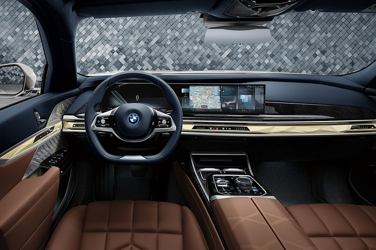 Bên cạnh đó, gói trang bị Rear Comfort sẽ bổ sung cho hàng ghế sau rất nhiều tính năng hiện đại, như: sưởi ấm và làm mát, hàng loạt chế độ mát-xa thư giãn khác nhau, được tích hợp sẵn trong bộ điều khiển Executive Lounge. Trong khi đó, những chiếc BMW 7-Series First Edition Excellence sẽ đi kèm bộ ghế ngồi Executive Lounge.