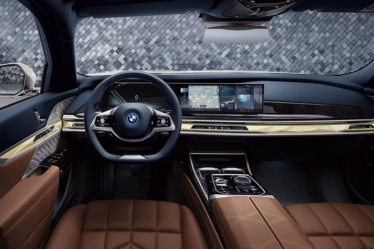 Bên cạnh đó, gói trang bị Rear Comfort sẽ bổ sung cho hàng ghế sau rất nhiều tính năng hiện đại, như: sưởi ấm và làm mát, hàng loạt chế độ mát-xa thư giãn khác nhau, được tích hợp sẵn trong bộ điều khiển Executive Lounge. Trong khi đó, những chiếc BMW 7-Series First Edition Excellence sẽ đi kèm bộ ghế ngồi Executive Lounge.