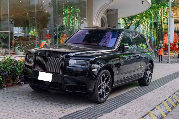  Rolls-Royce Cullinan đời mới là mẫu SUV sang trọng bậc nhất thế giới và kể từ khi ra mắt nó đã nhanh chóng trở thành mẫu xe đắt khách ở cả thị trường Việt Nam lẫn thị trường quốc tế.