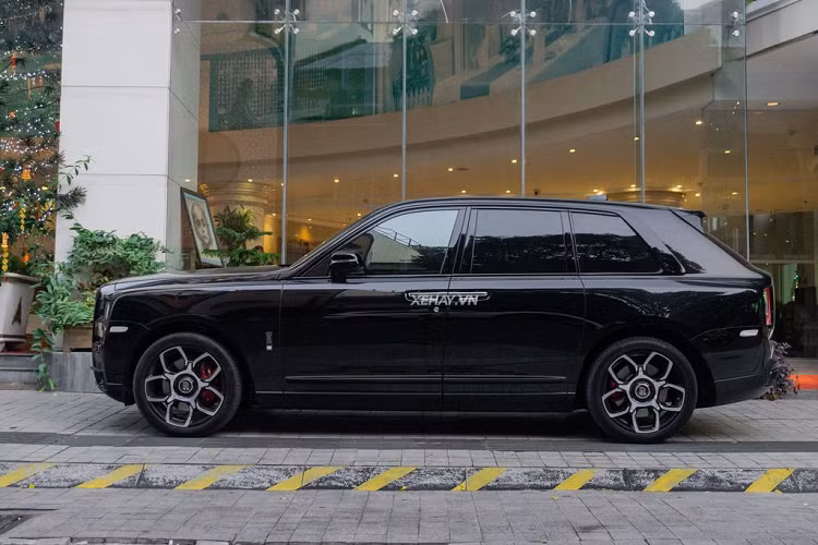 Chiếc SUV siêu sang tới từ Anh Quốc không chỉ “đẹp” mà còn rất mạnh mẽ. Cụ thể, Rolls-Royce Cullinan Black Badge sở hữu động cơ V12 tăng áp kép quen thuộc của Cullinan thông thường và đã được khai thác để sinh ra thêm 29 mã lực, nâng tổng công suất lên 592 mã lực, mô-men xoắn cũng tăng 50Nm, nâng tổng mô-men xoắn cực đại lên 900Nm.