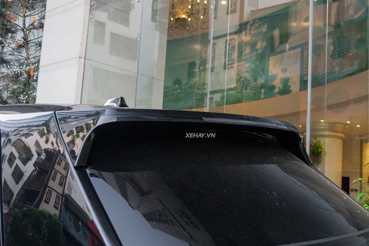 Đây cũng là biểu tượng đầu tiên trong gia đình Black Badge, có phần chân đế cũng được làm bằng crome đen, tạo nên một tạo hình có sắc độ đen nhất từ trước tới nay.