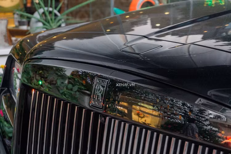 Rolls-Royce Cullinan Black Badge được mệnh danh là "Vị vua của bóng đêm". Một trong những đặc điểm nhận dạng của Black Badge là biểu tượng “Thiếu phụ bay” Spirit of Ecstasy - vốn đã được thay đổi nhiều lần trong lịch sử, nay được chế tác bằng crom đen bóng, kiêu hãnh vươn mình trên đầu xe.